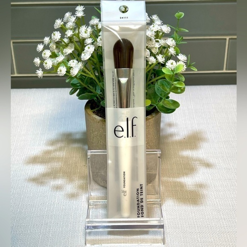 🌸 NWT e.l.f. Foundation Brush in White & Silver